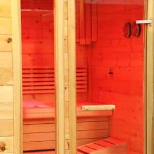 Infrarød sauna med træinteriør, ideel til afslapning og smertelindring.
