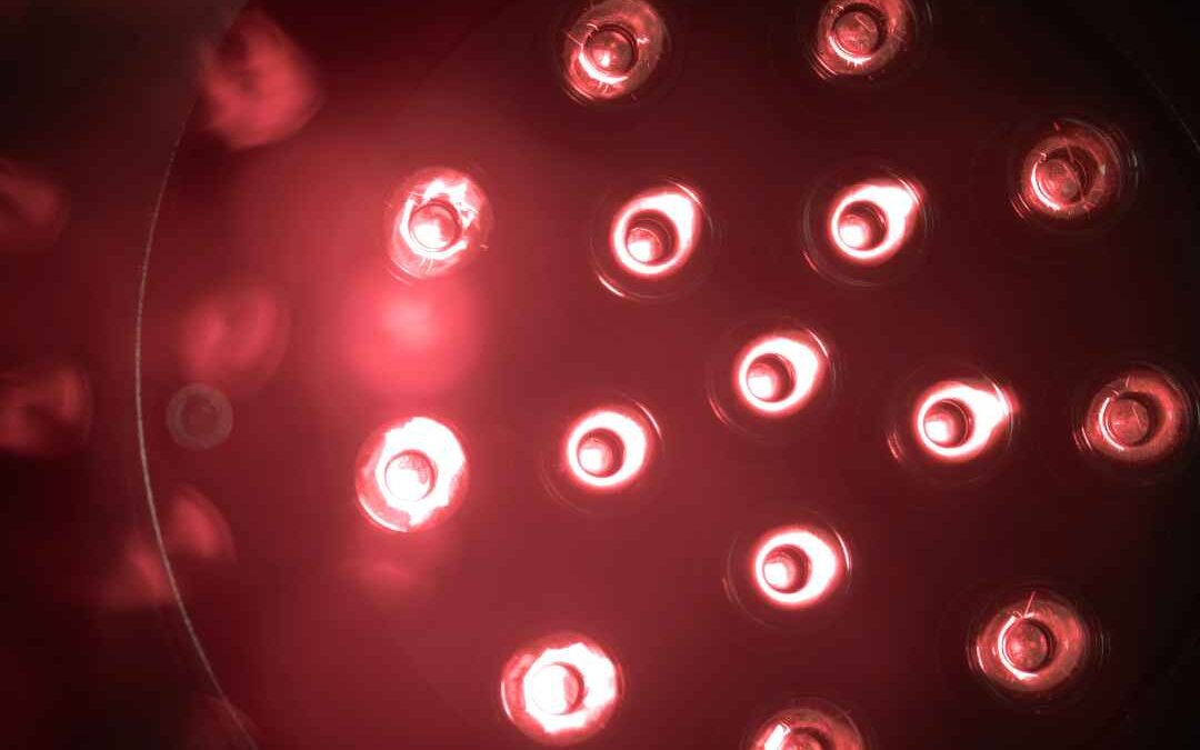 Infrarød varme med nærbillede af et lysapparat med flere røde LED-lys.