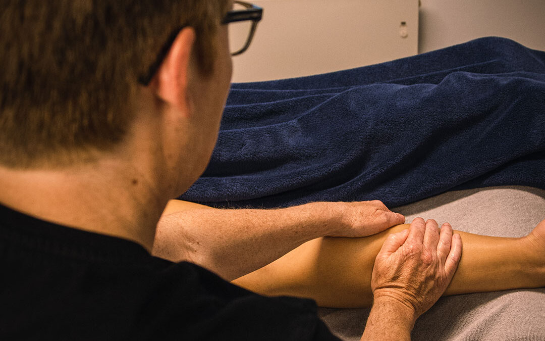 Susanne Vestergaard giver massage til en person med ømme muskler og led.