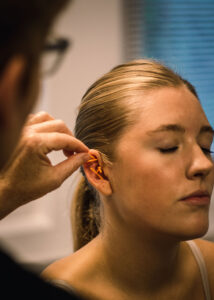 Akupunktur i øret anvendes til at reducere stress og spændinger, hvilket kan give en dybere følelse af ro.