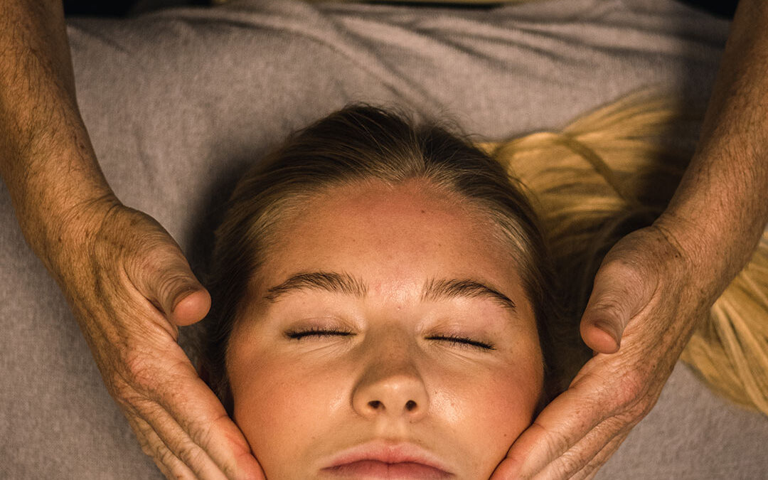 Afslappende ansigtsmassage hos Susanne Vestergård til lindring af kæbespændinger og velvære.