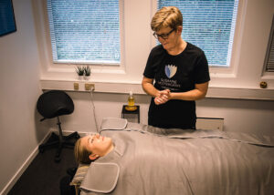 Behandling af træthed og smerter i kroppen med varmetæppe hos Susanne Vestergaard