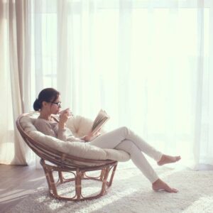 Ondt i kroppen og træt – afslapning med bog og varm drik