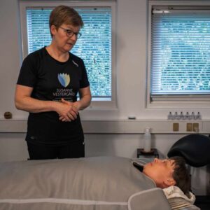 Infrarød saunatæppe behandling hos Susanne Vestergaard, hvor klient ligger afslappet i tæppe og får hjælp mod smerter i hoften.