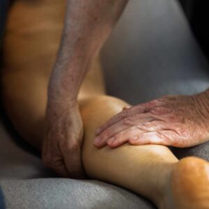 Susanne Vestergaard giver målrettet behandling af lægsmerter med dybdegående massage på klinik nær Aarhus.