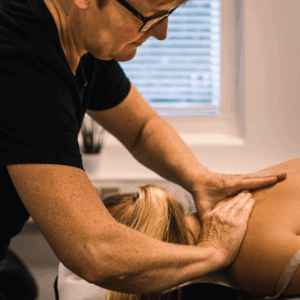 Kvinde får massagebehandling hos terapeut i Aarhus – en lindrende behandling mod symptomer på stress som spændinger i kroppen.