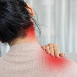 Kvinde med hånden på sin nakke og skulder, hvor rød markering illustrerer spændinger eller smerte i området.