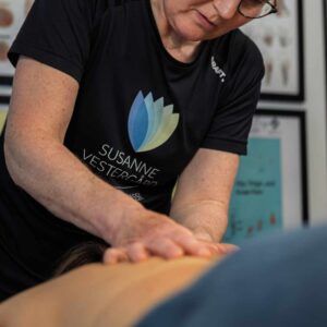 Susanne Vestergaard masserer spændinger i ryggen og viser hvordan myoser kan masseres væk.