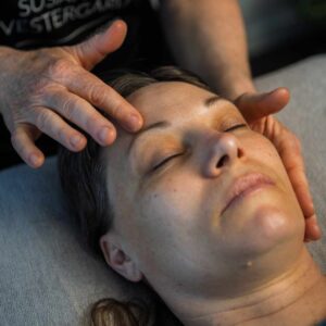 Access Bars behandling hvor en terapeut berører punkter på hovedet for at få hjernen til at slappe af.