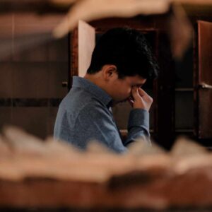 Mand med stress og mental træthed holder sig for øjnene – behov for at få hjernen til at slappe af.