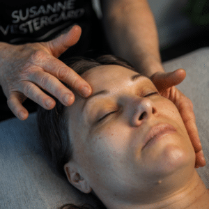 Kvinde får access bars behandling hos Susannevestergaard som led af at døje med søvnløshed.