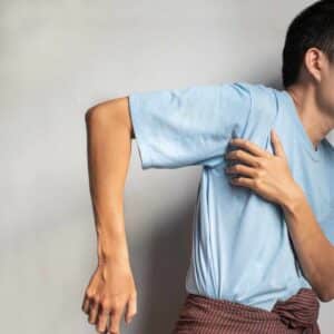 Mand oplever stive led i skulder og arm med nedsat bevægelighed og ubehag.