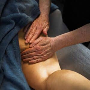 Massagebehandling målrettet muskelsmerter i hofte og lår for øget afslapning og smertelindring.