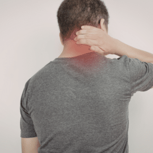 Mand set bagfra med tydelige nakkesmerter og hovedpine, der spænder i nakke og øvre ryg.