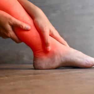 Smerter i fødder og underben med fokus på hæl og ankel med rødme.