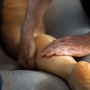 Massage af lægmusklen som behandling af spændte og ømme lægge.
