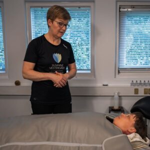 Behandling med infrarødt varmetæppe hos Susanne Vestergaard.